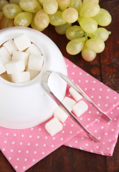 Ραφιναρισμένης ζάχαρης σε λευκή ζάχαρη μπολ σε ξύλινα φόντο — Φωτογραφία Αρχείου