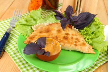 ahşap zemin üzerinde plaka üzerinde taze otlar ile lezzetli chebureks