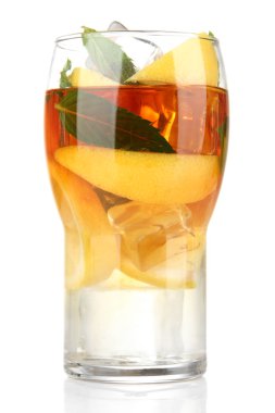 buzlu çay limon ve nane üzerinde beyaz izole