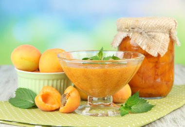 cam ve parlak zemin üzerine ahşap masa üzerinde taze kayısı kayısı