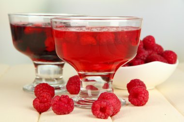 ahşap masa üzerinde taze çilek ile jöle