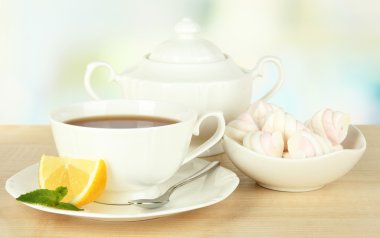 Arka planda limonlu bir fincan çay.