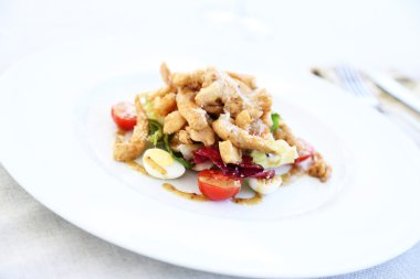 Sezar salatası beyaz tabakta yakın çekim