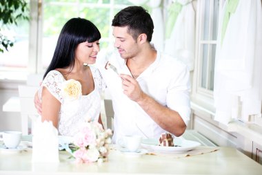 Cafe'de güzel genç Romantik Çift