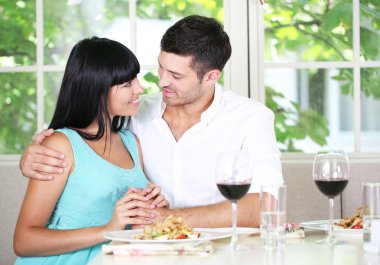 restoranda güzel genç Çift