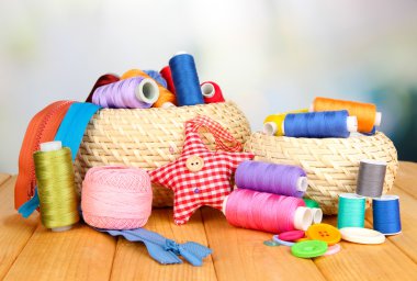 hasır sepetleri ile parlak zemin üzerine ahşap masa üzerinde iğne işi'den aksesuarlar