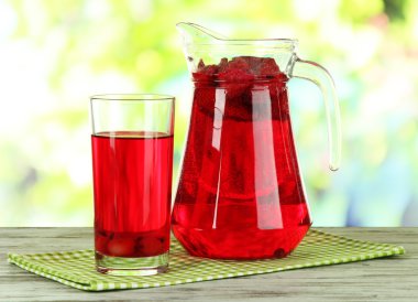 sürahi ve bardak Komposto peçeteye doğa zemin üzerine ahşap masa üzerinde