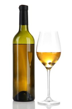şarap şişesi ve üzerinde beyaz izole beyaz şarap bardağı
