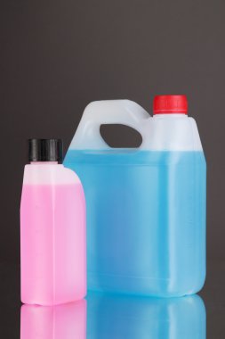 mavi ve pembe sıvılar için siyah arka plan üzerine kutu arabaya