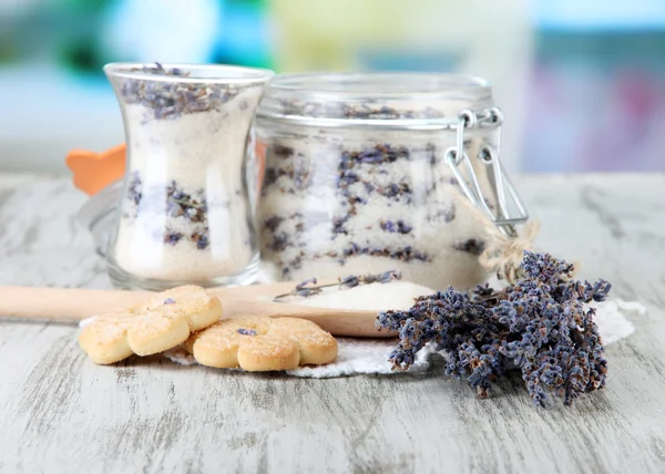 Vaso di zucchero di lavanda e fiori di lavanda fresca su sfondo luminoso — Foto Stock