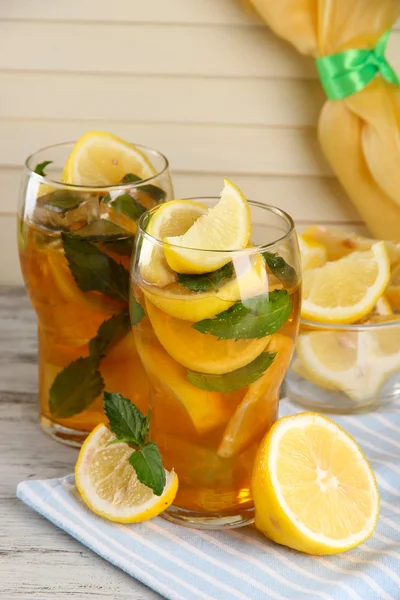Ledový čaj s citronem a mátou na dřevěný stůl — Stock fotografie