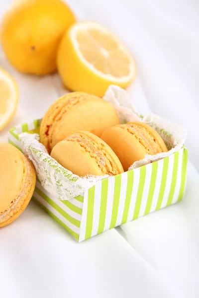 Macaroons em pano branco close-up — Fotografia de Stock