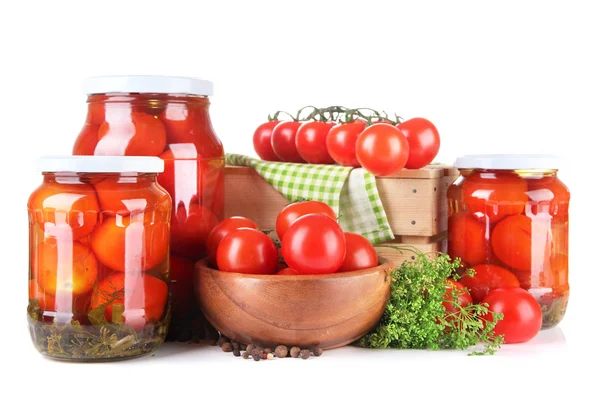 Sabrosos tomates enlatados y frescos, aislados en blanco — Foto de Stock