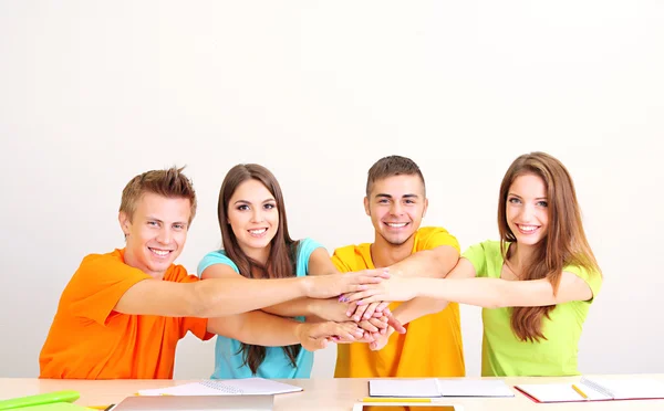 Grupo de jóvenes estudiantes sentados en la habitación — Foto de Stock