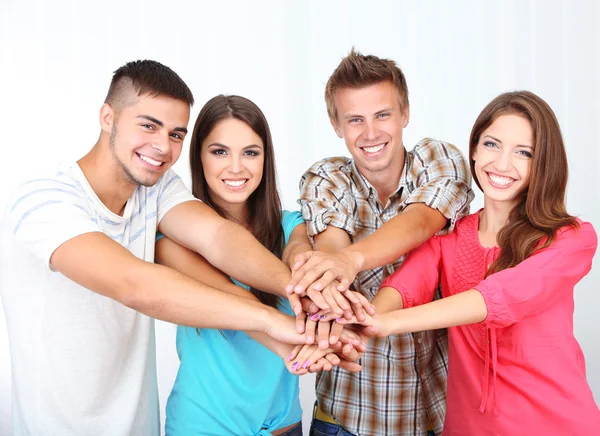 Oda güzel gençleri mutlu grup