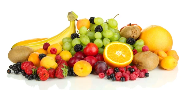 Frutas frescas e bagas isoladas em branco — Fotografia de Stock