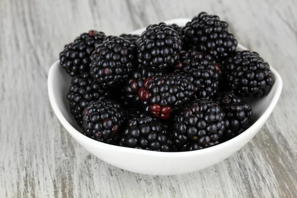 kase üzerinde tablo yakın çekim tatlı böğürtlen