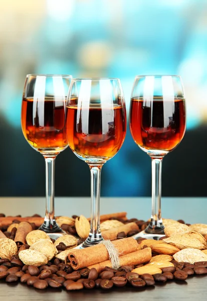 Gläser Liköre mit Mandeln und Kaffeekörnern, auf hellem Hintergrund — Stockfoto