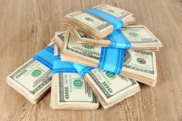Egy halom pénz a fa asztalon. — Stock Fotó