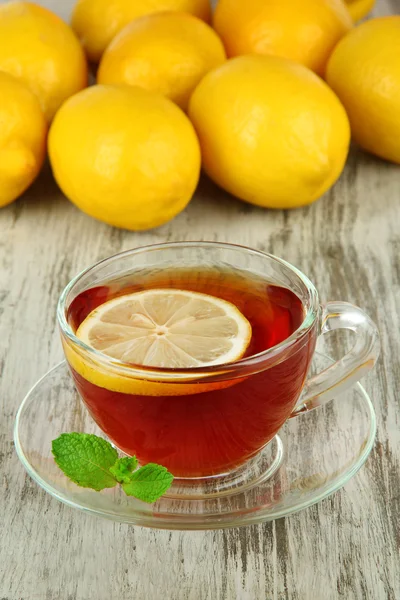 Чашка чая с лимоном на столе крупным планом — стоковое фото