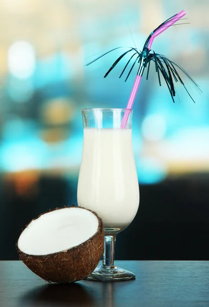 Bebida de piña colada en copa de cóctel, sobre fondo brillante — Foto de Stock