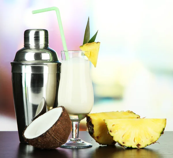 Pina Colada Getränk in Cocktailglas und Metallshaker, auf hellem Hintergrund — Stockfoto