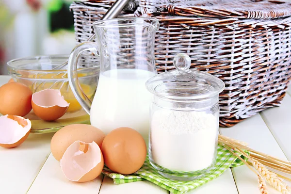 doğal zemin üzerine ahşap masa üzerinde hamur için malzemeler