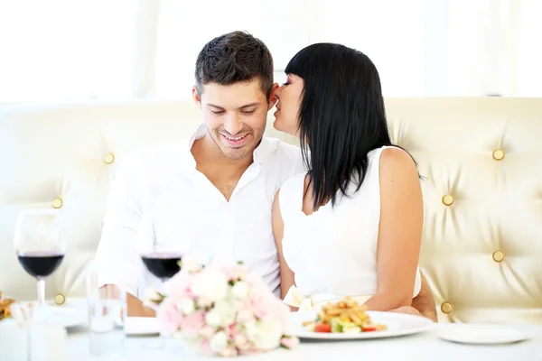 Casal bonito ter jantar romântico no restaurante — Fotografia de Stock