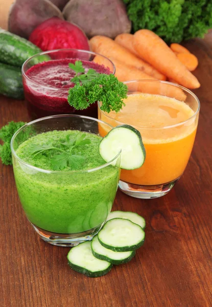 Tablo yakın çekim üzerinde taze sebze suları