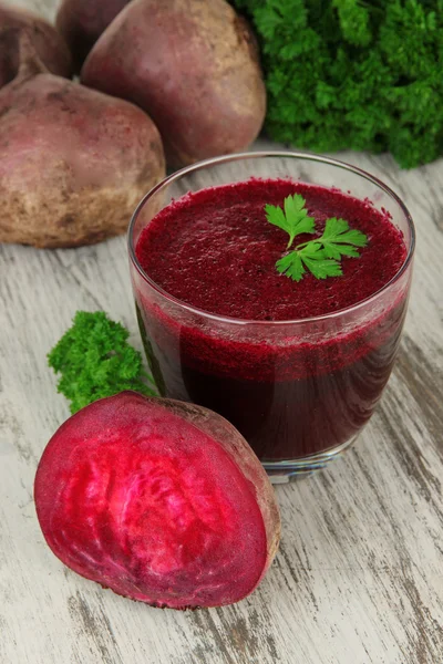 Jugo fresco de remolacha en primer plano de la mesa — Foto de Stock