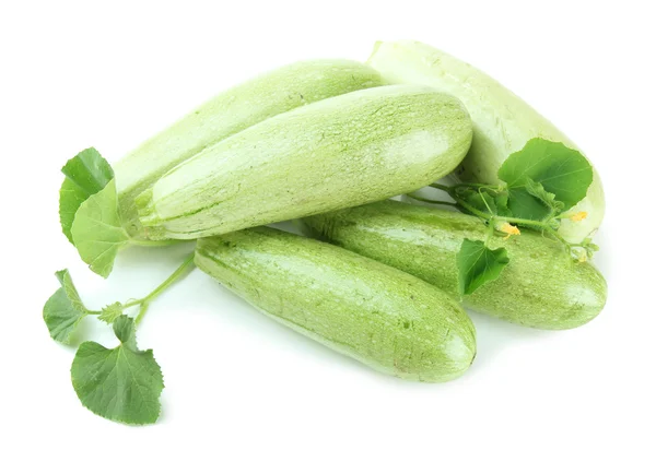 Zucchine crude con foglie, isolate su bianco — Foto Stock