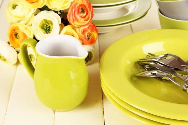 Muchos platos hermosos en primer plano de mesa de madera —  Fotos de Stock