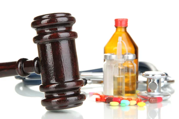 Concepto de ley de medicina. Martillo y pastillas aisladas en blanco —  Fotos de Stock
