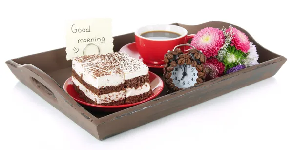 Taza de té con pasteles en bandeja de madera aislada en blanco — Foto de Stock