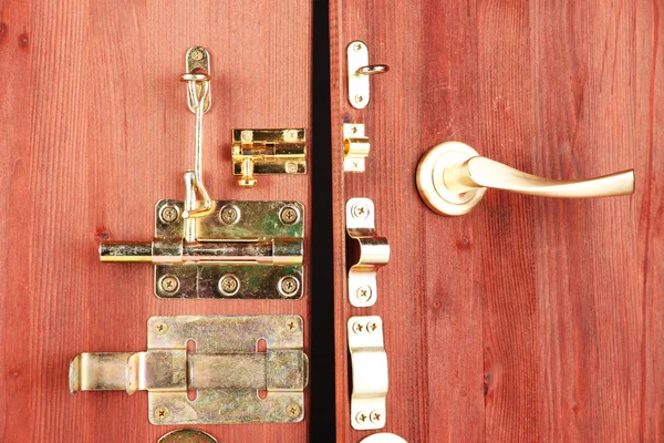 Pernos, pestillos y ganchos metálicos en primer plano de puerta abierta de madera — Foto de Stock