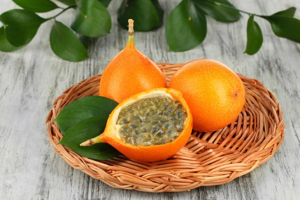 Frutas de la pasión en alfombra de mimbre en primer plano de la mesa — Foto de Stock