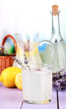 Lavanta limonata cam şişe ve sürahi, parlak zemin üzerine Menekşe ahşap tablo