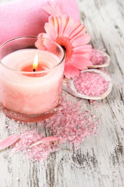 pembe mum ve çiçek ahşap zemin üzerine ile güzel spa ayarı
