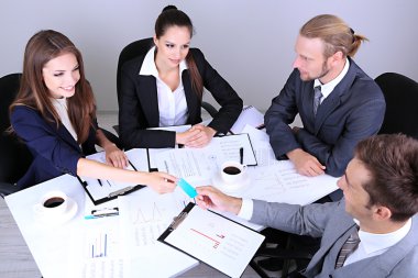 Grup birlikte toplantı olan iş adamları