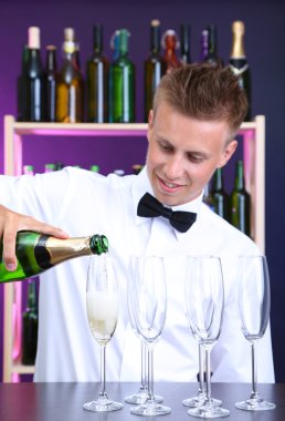 Barmen şampanya gözlük içine yağıyor