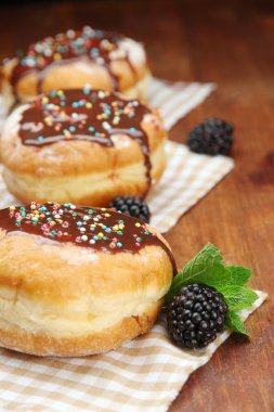 çikolata ve çilek ahşap tablo ile lezzetli börekler