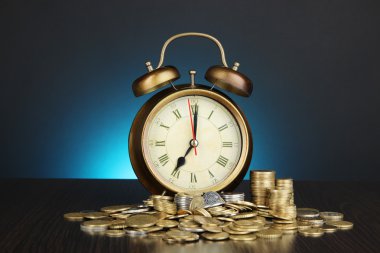 antika saat ve sikkeler üzerinde koyu renk arka plan üzerinde ahşap tablo