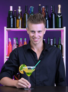 yakışıklı barmen kokteyl bar, hazırlama portresi