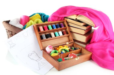 dikiş seti ahşap kutusunda kitap ve üzerinde beyaz izole bir bez ile