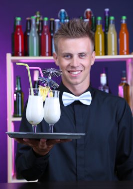kokteyl bar, pina colada ile yakışıklı barmen portresi