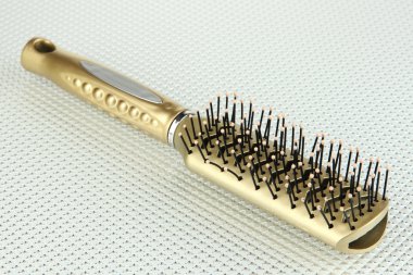 renkli arka plan üzerinde saç fırçası