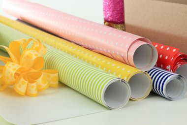 malzeme ve aksesuarları hediye üzerinde beyaz izole kaydırma