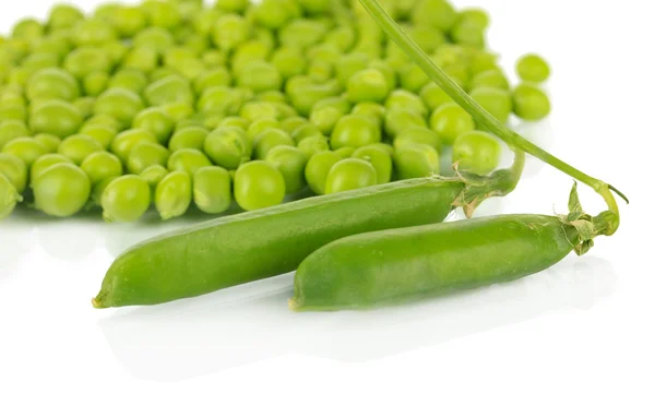 Słodki groszek zielony na białym tle — Zdjęcie stockowe