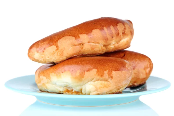 Frisch gebackenes Gebäck auf Teller, isoliert auf weißem — Stockfoto