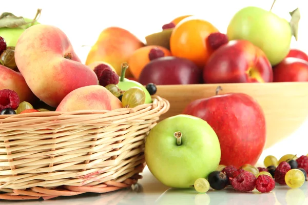 Surtido de frutas jugosas, aisladas en blanco —  Fotos de Stock